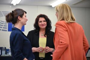 PES celebrates agreement on women on boards Directive